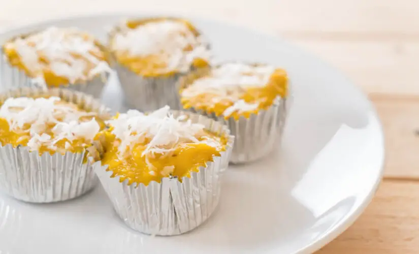 Quindim tradicional dourado, brilhante e com sabor irresistível de coco igual ao das melhores confeitarias