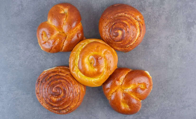 Pão doce fofinho com cobertura açucarada e sabor de infância perfeito para café da tarde e lanche