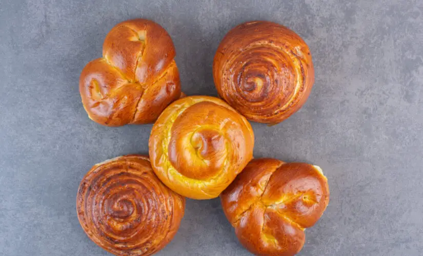 Pão doce fofinho com cobertura açucarada e sabor de infância perfeito para café da tarde e lanche