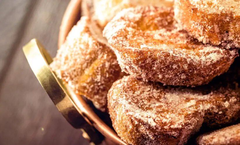 Rabanada tradicional dourada, macia por dentro e crocante por fora perfeita para o Natal e o café da manhã