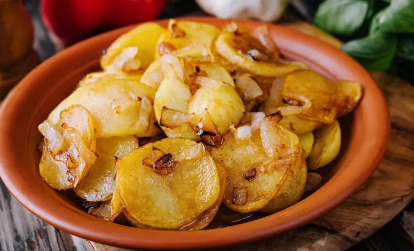 Batata sauté dourada, crocante por fora e macia por dentro perfeita para acompanhar qualquer refeição