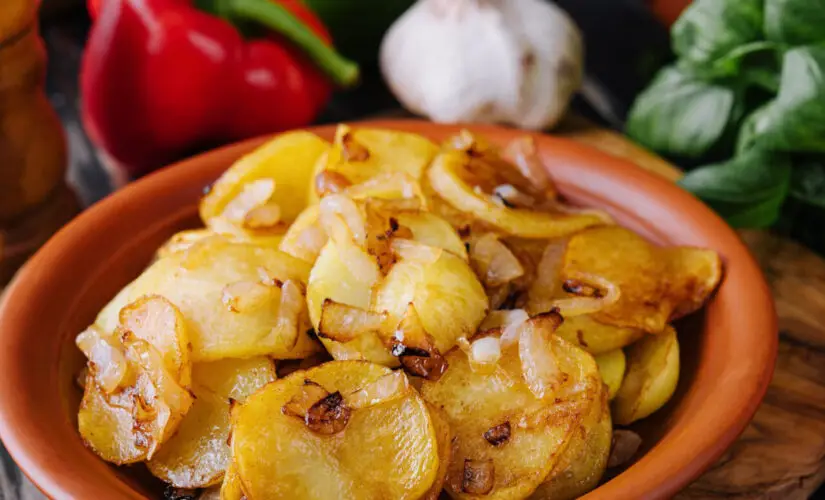 Batata sauté dourada, crocante por fora e macia por dentro perfeita para acompanhar qualquer refeição