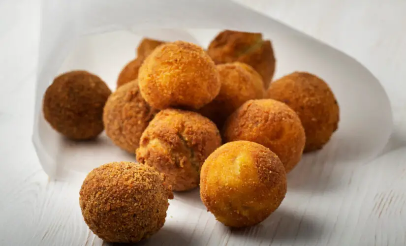 Bolinha de queijo crocante por fora e com recheio derretido por dentro perfeita para festas, lanches e petiscos