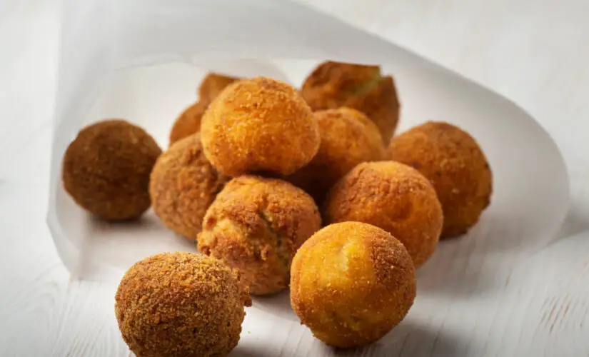 Bolinha de queijo crocante por fora e com recheio derretido por dentro perfeita para festas, lanches e petiscos
