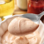 Molho rosé cremoso, fácil e versátil perfeito para saladas, carnes, petiscos e lanches