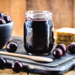 Geleia de jabuticaba caseira brilhante, doce e saborosa perfeita para pães, torradas, queijos e sobremesas