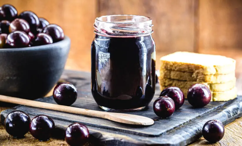 Geleia de jabuticaba caseira brilhante, doce e saborosa perfeita para pães, torradas, queijos e sobremesas