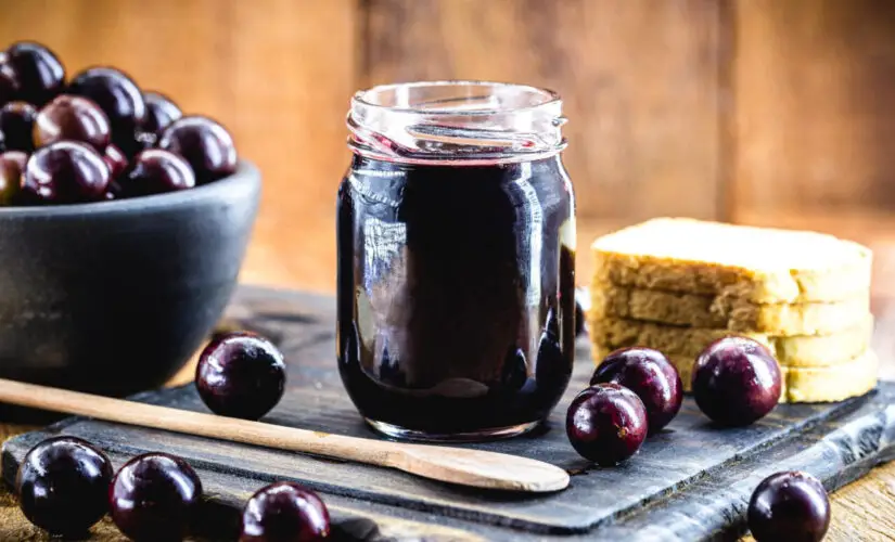 Geleia de jabuticaba caseira brilhante, doce e saborosa perfeita para pães, torradas, queijos e sobremesas
