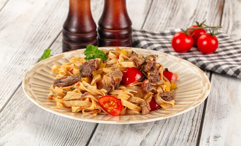 Macarrão com sardinha um prato simples prático e cheio de sabor