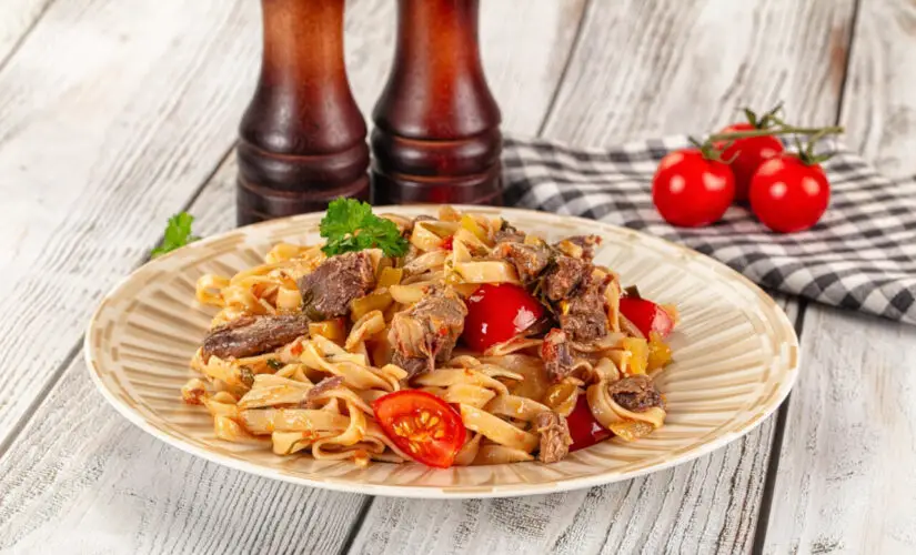 Macarrão com sardinha um prato simples prático e cheio de sabor