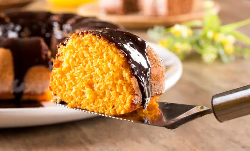 Bolo de cenoura simples fofinho e com gostinho de infância