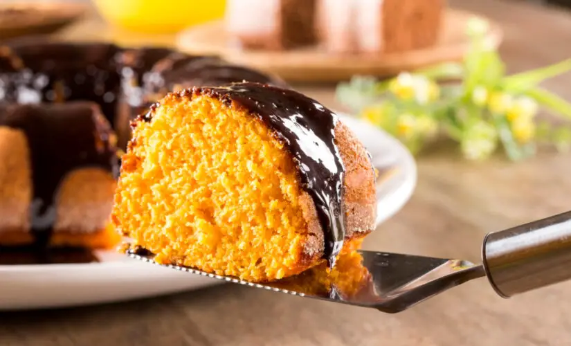 Bolo de cenoura simples fofinho e com gostinho de infância