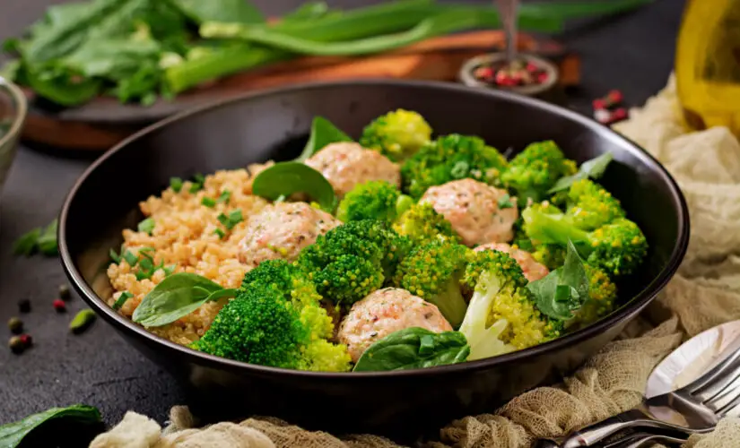 Arroz com brócolis fácil saudável e cheio de sabor