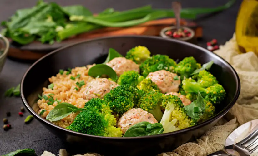 Arroz com brócolis fácil saudável e cheio de sabor