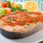 Peixe assado no forno simples suculento e cheio de sabor