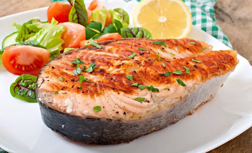 Peixe assado no forno simples suculento e cheio de sabor
