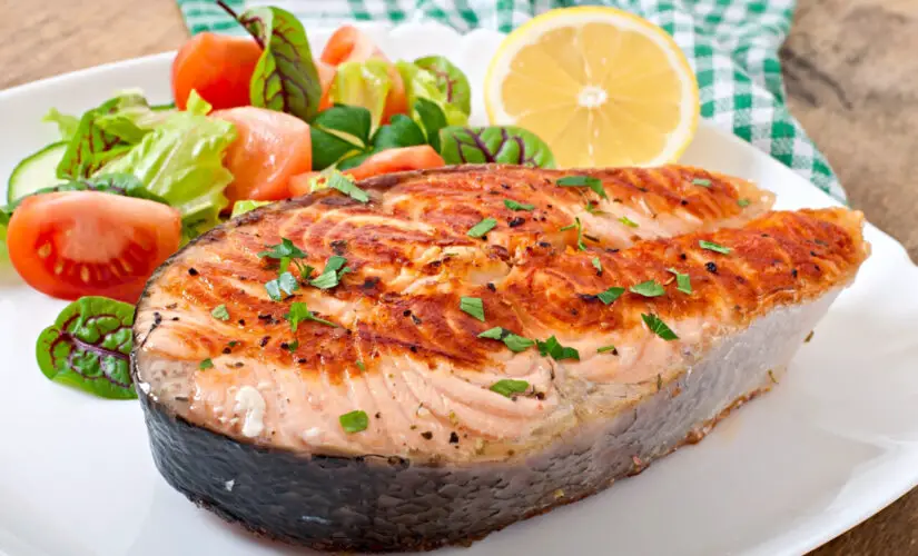 Peixe assado no forno simples suculento e cheio de sabor
