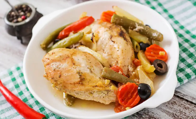 Frango com quiabo uma receita simples suculenta e cheia de sabor
