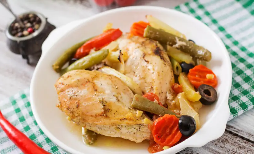 Frango com quiabo uma receita simples suculenta e cheia de sabor