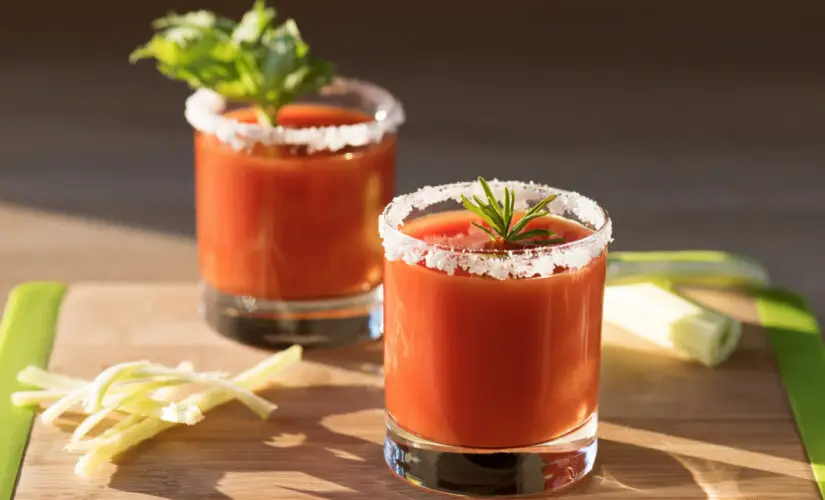 Bloody Mary drink clássico refrescante e cheio de sabor