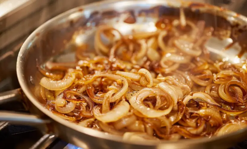 Cebola caramelizada com açúcar como a da casa da vó nos almoços de domingo