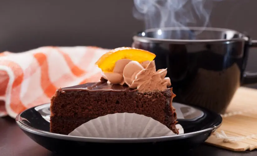 Bolo de chocolate com água quente fofinho com gostinho de casa de vó