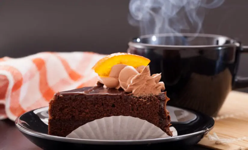 Bolo de chocolate com água quente fofinho com gostinho de casa de vó