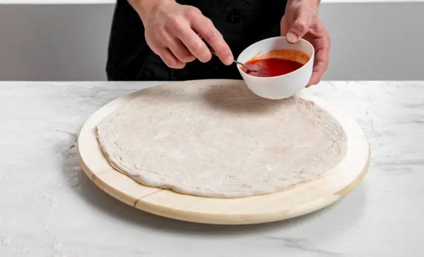 Massa de pizza sem ovo com sabor de pizzaria feita em casa