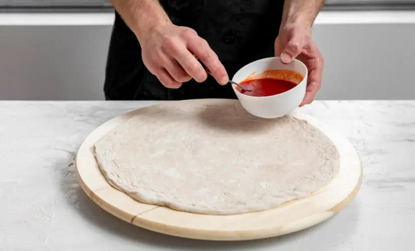 Massa de pizza sem ovo com sabor de pizzaria feita em casa