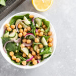 Salada de grão-de-bico com sabor de saúde e carinho em cada garfada