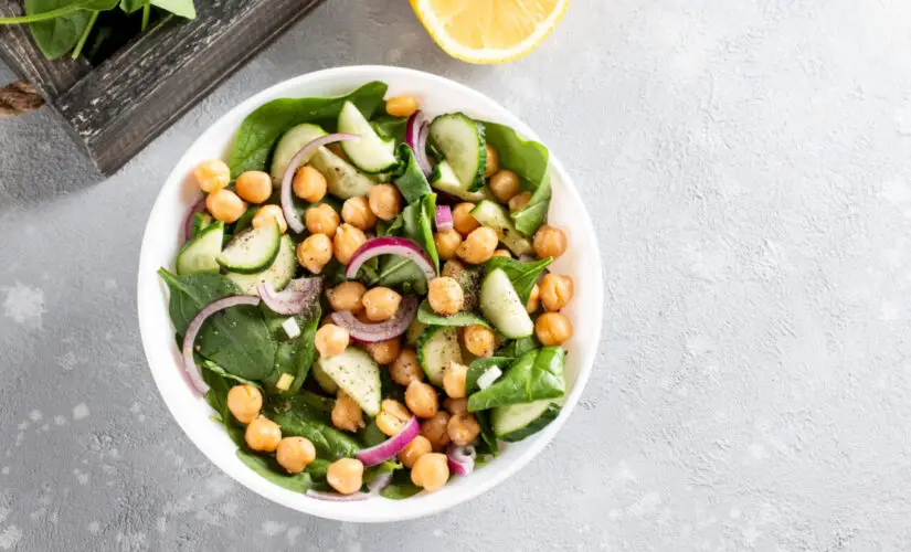 Salada de grão-de-bico com sabor de saúde e carinho em cada garfada