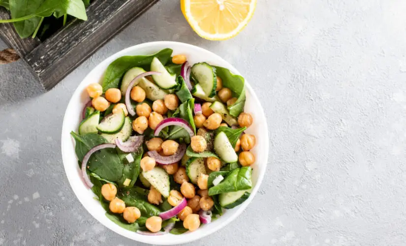 Salada de grão-de-bico com sabor de saúde e carinho em cada garfada