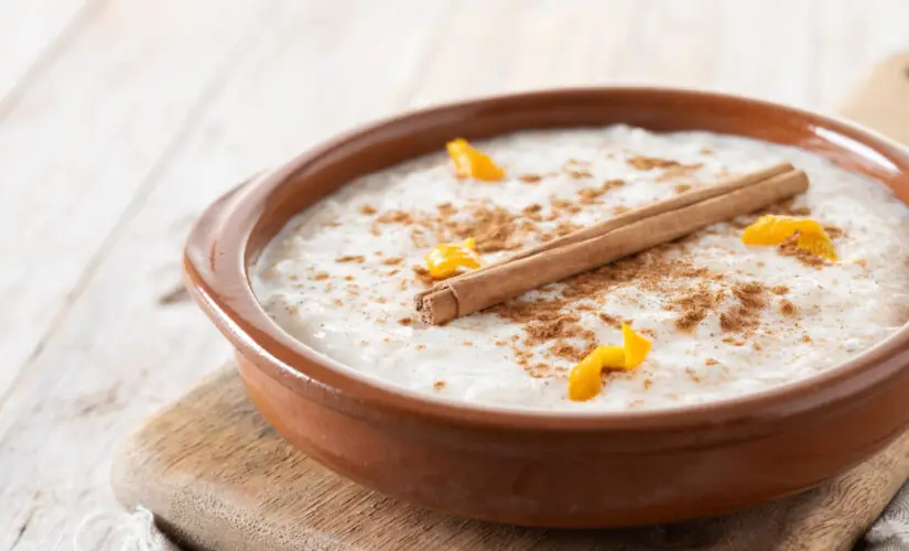 Arroz doce tradicional da vovó com sabor de infância e aconchego