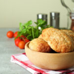 Bolinho de Arroz com Sabor de Reaproveitamento e Afeto de Cozinha de Mãe