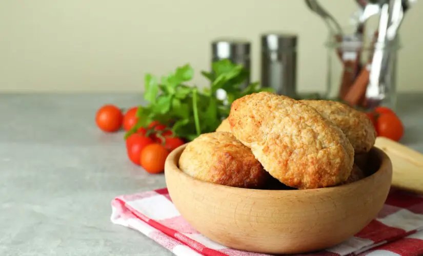 Bolinho de Arroz com Sabor de Reaproveitamento e Afeto de Cozinha de Mãe