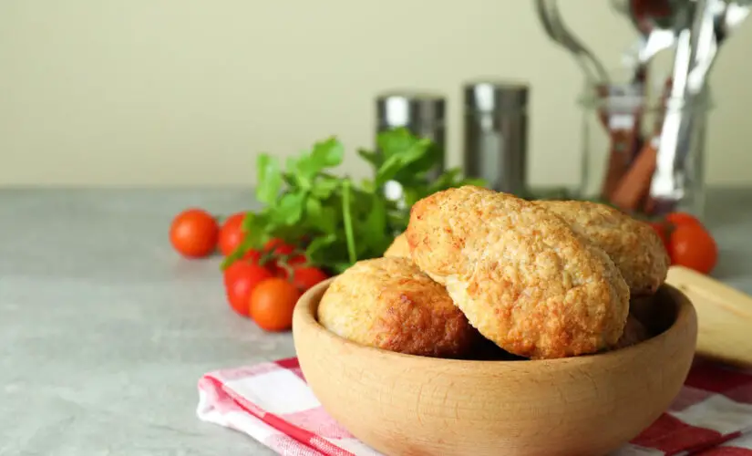 Bolinho de Arroz com Sabor de Reaproveitamento e Afeto de Cozinha de Mãe
