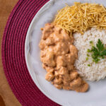 Strogonoff de Frango com Sabor de Almoço em Família e Toque Cremoso
