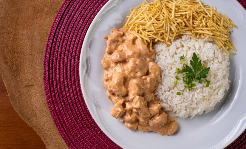 Strogonoff de Frango com Sabor de Almoço em Família e Toque Cremoso
