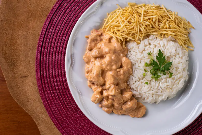 Strogonoff de Frango com Sabor de Almoço em Família e Toque Cremoso