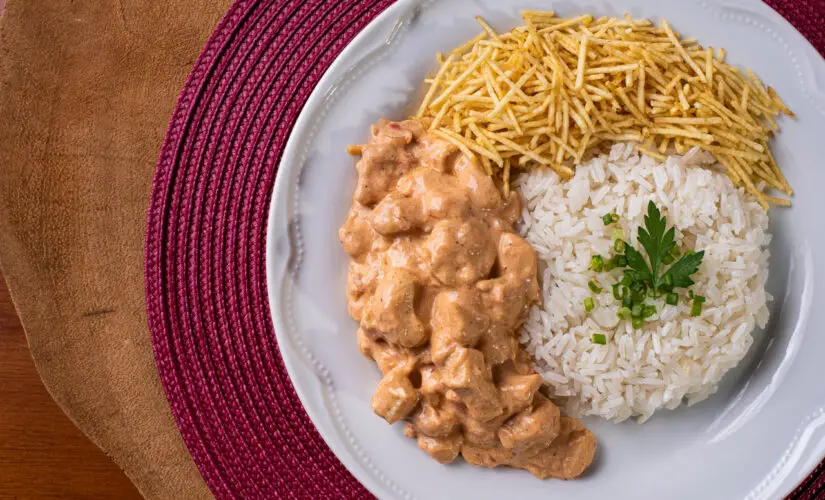 Strogonoff de Frango com Sabor de Almoço em Família e Toque Cremoso