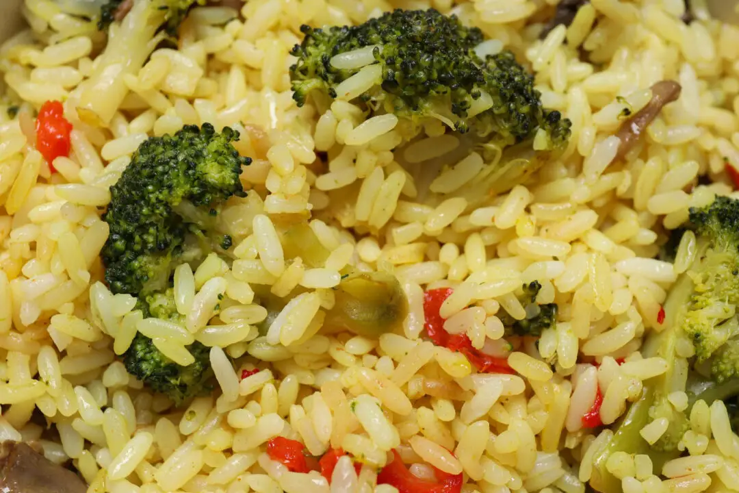 Arroz com brócolis fácil saudável e cheio de sabor