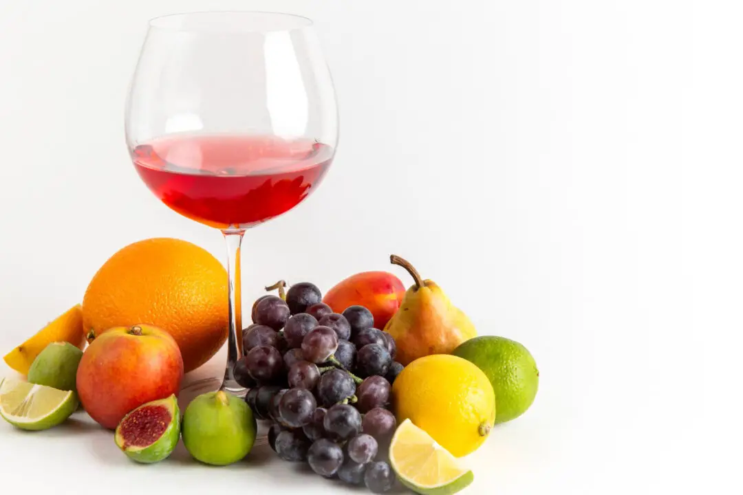 Bebida com vinho e frutas refrescante, doce na medida e perfeita para compartilhar