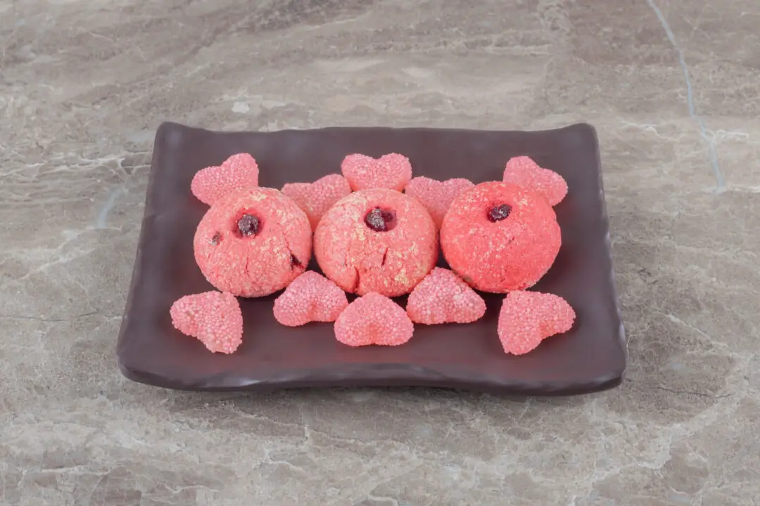 Bicho de pé doce rosa que encanta crianças e adultos com seu sabor de festa