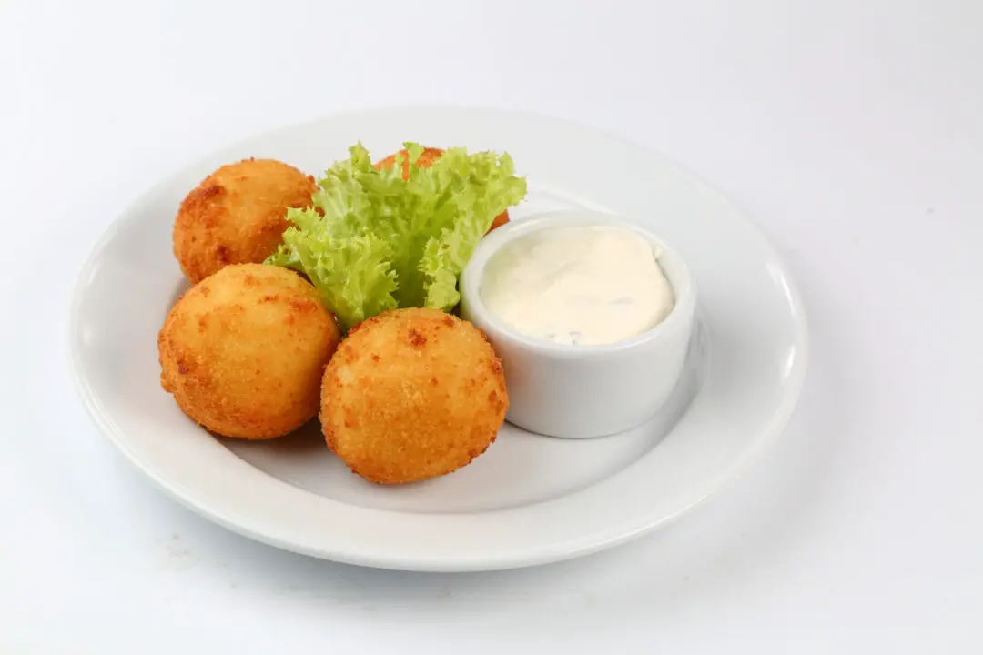 Bolinho de mandioca com sabor de casa de vó e casquinha crocante por fora