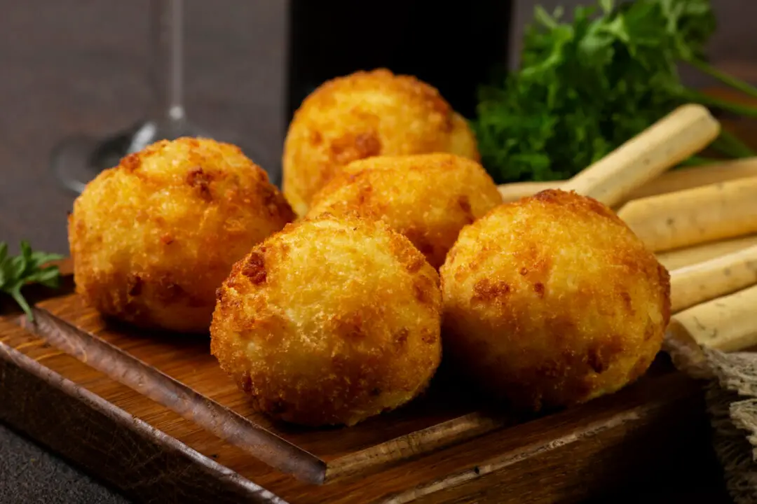 Bolinho de carne seca com batata com sabor nordestino e casquinha crocante
