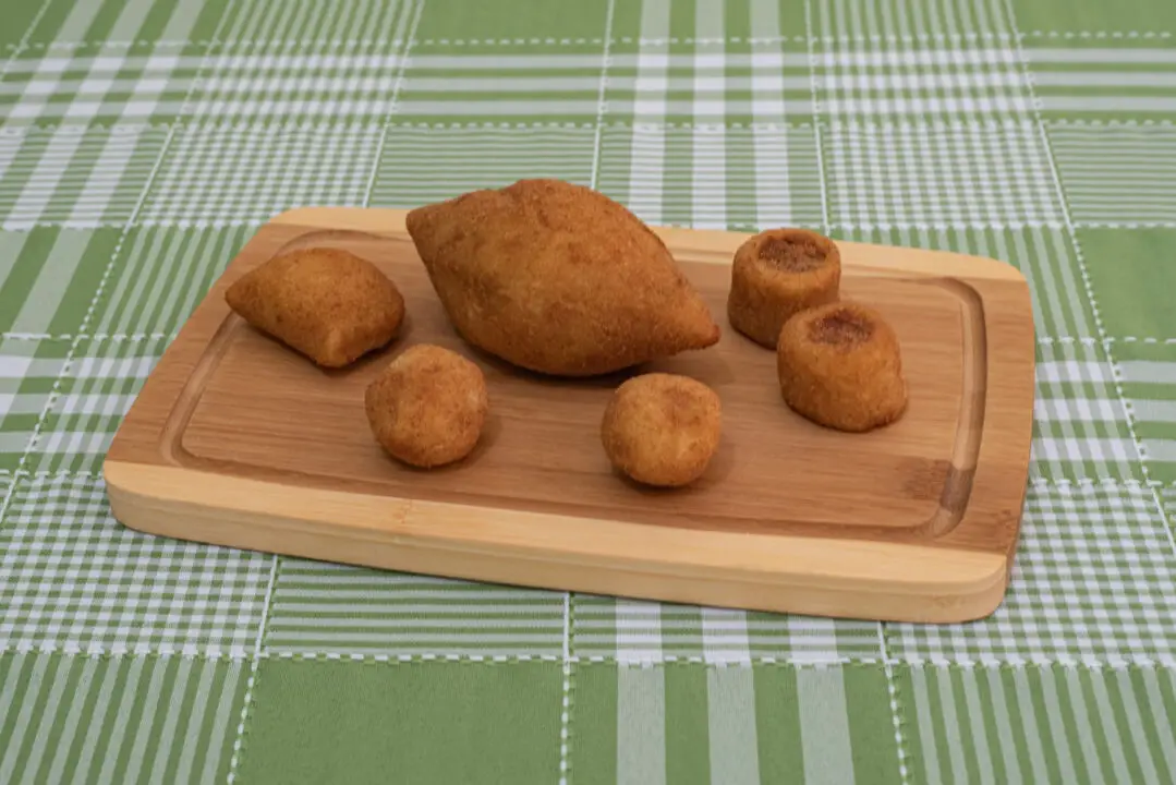Bolinho de festa junina que lembra os arraiás da infância