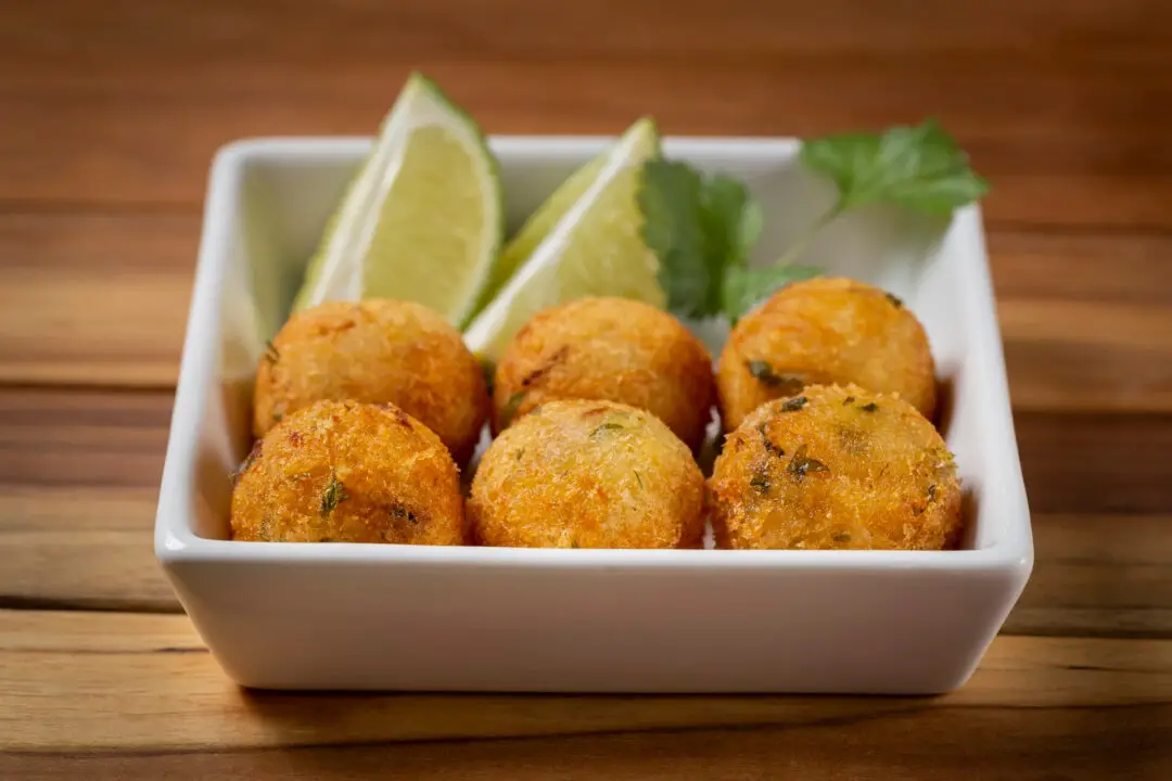 Bolinho de peixe crocante por fora e macio por dentro, com sabor de litoral e reunião em família