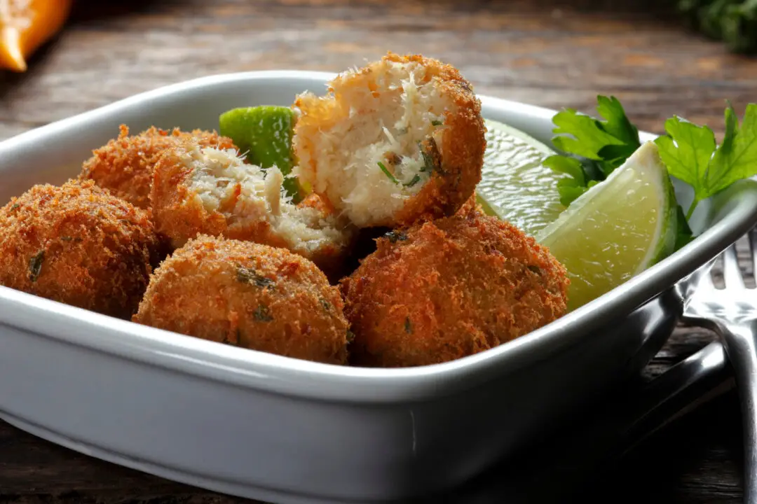 Bolinho de peixe que tem gosto de infância e festa boa