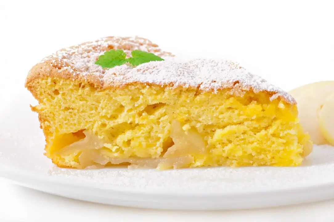 Bolo de abacaxi de liquidificador com sabor de lembrança doce da infância