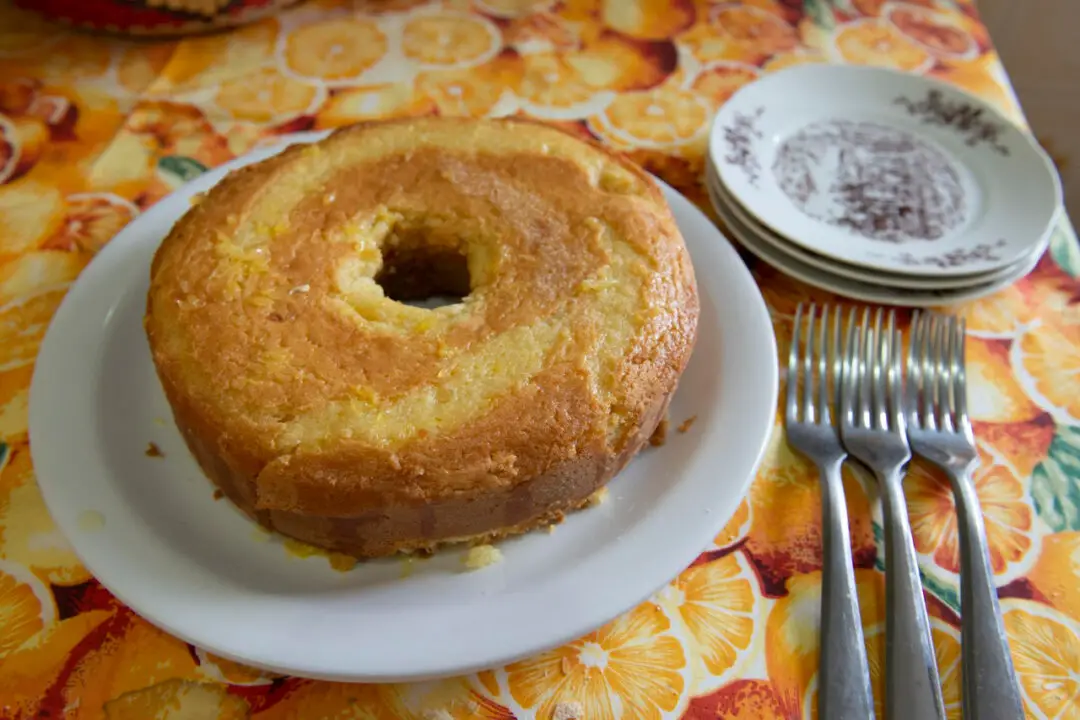 Bolo de aipim cozido com sabor de roça e textura cremosa